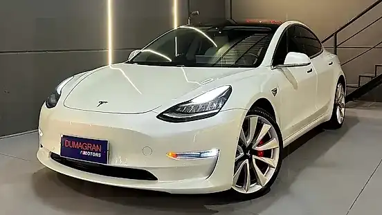 Foto de um tesla model 3