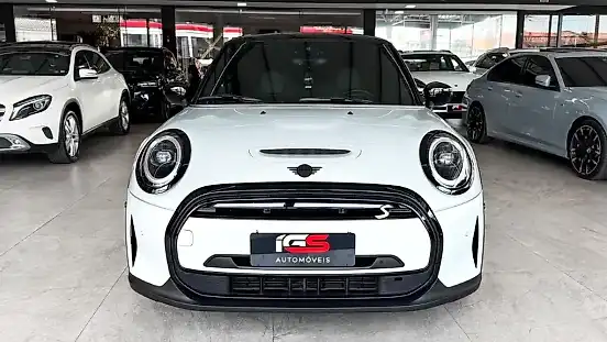 Foto de um mini cooper elétrico
