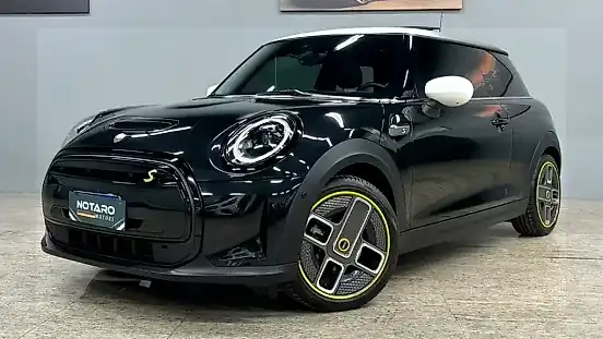 Foto de um mini cooper elétrico