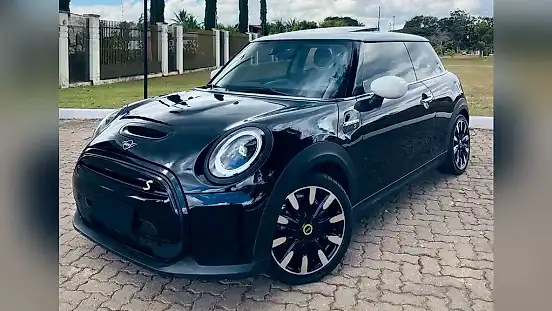 Foto de um mini cooper elétrico