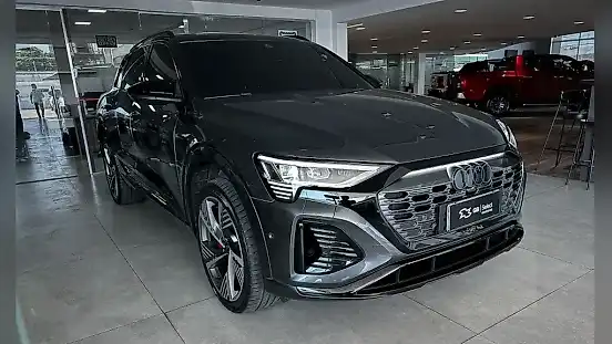 Foto de um audi q8 e-tron