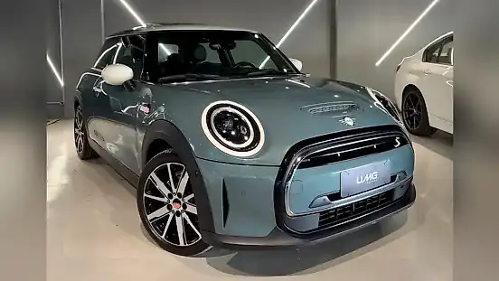 Foto de um mini cooper elétrico