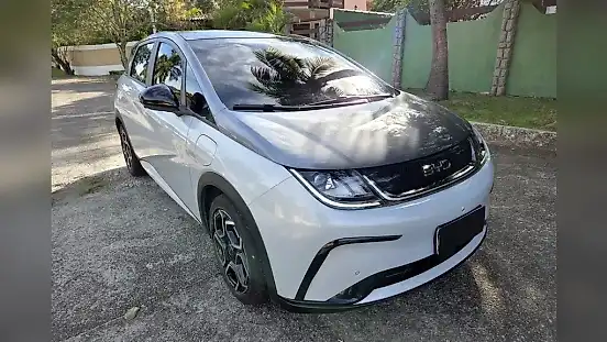 Foto de um byd dolphin plus
