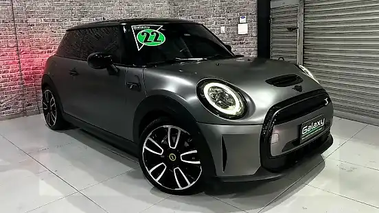 Foto de um mini cooper elétrico