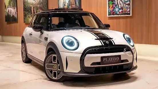 Foto de um mini cooper elétrico