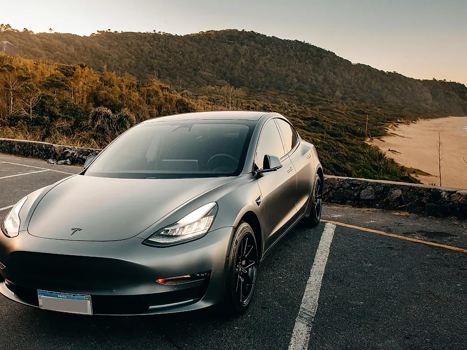 Tesla Model 3 - Imagem 1