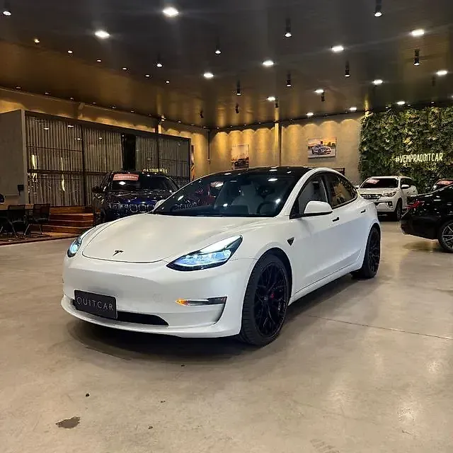 Tesla Model 3 - Imagem 1