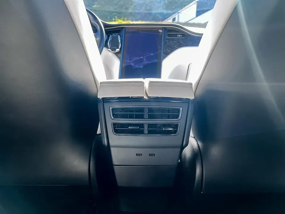 Tesla Model X - Imagem 17