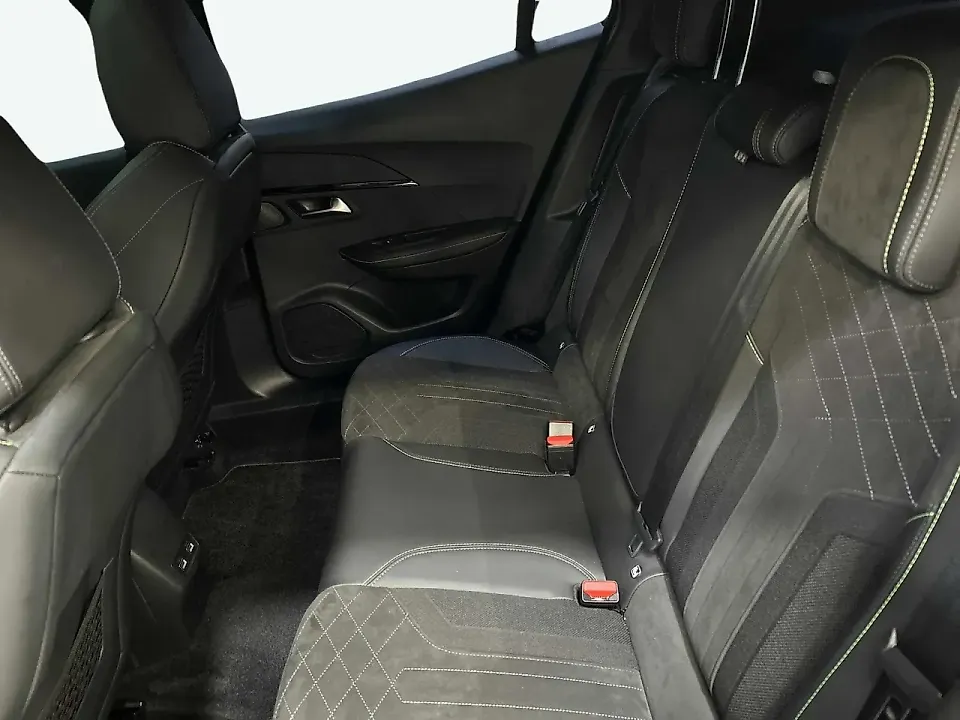 Peugeot E-2008 - Imagem 12