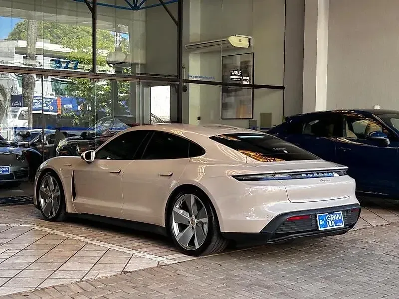 Porsche Taycan - Imagem 7