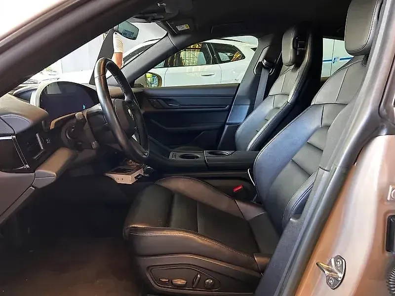 Porsche Taycan - Imagem 12
