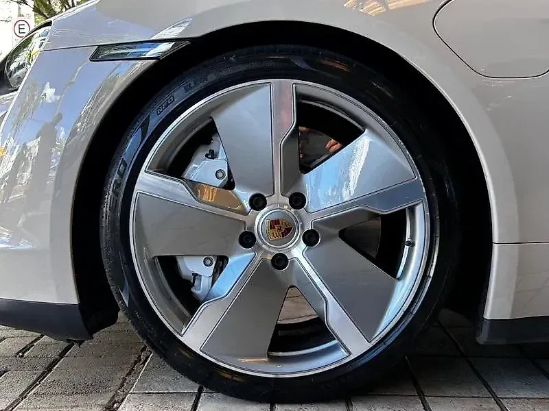 Porsche Taycan - Imagem 13