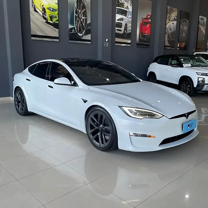 Tesla Model S - Imagem 1