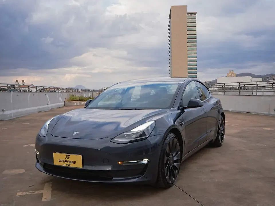 Tesla Model 3 - Imagem 1
