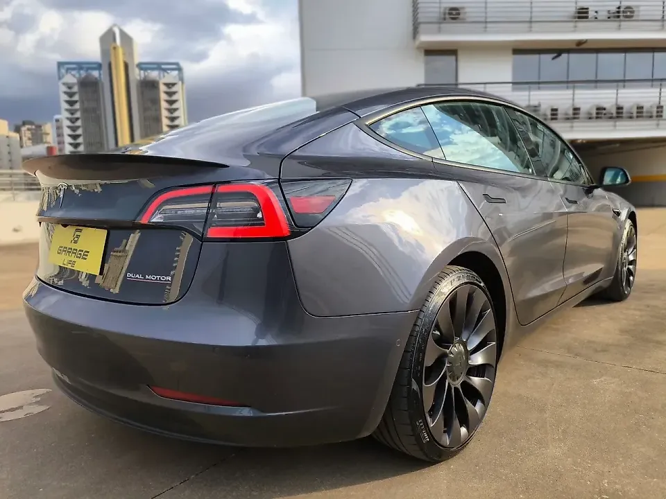 Tesla Model 3 - Imagem 2