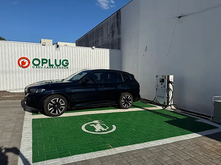 Foto 1 da estação OPLUG Av. Cerro Azul, 2579 Estacionamento