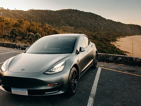 Tesla Model 3 - Imagem 1