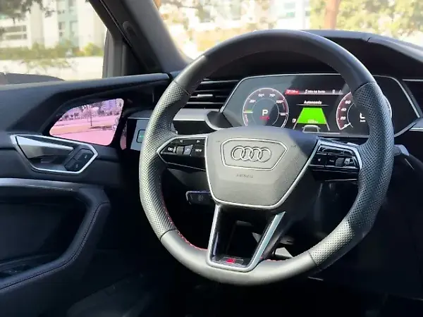 Audi Q8 Sportback E-tron - Imagem 9