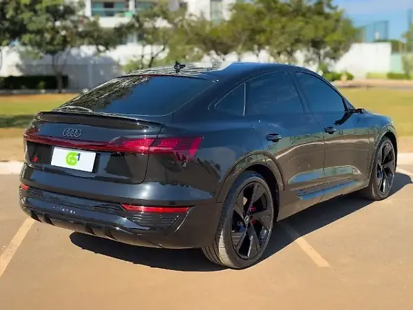 Audi Q8 Sportback E-tron - Imagem 6