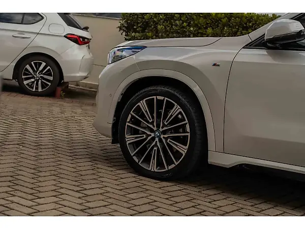 BMW IX1 - Imagem 16