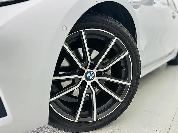 BMW 330e Plug-in Hybrid - Imagem 9