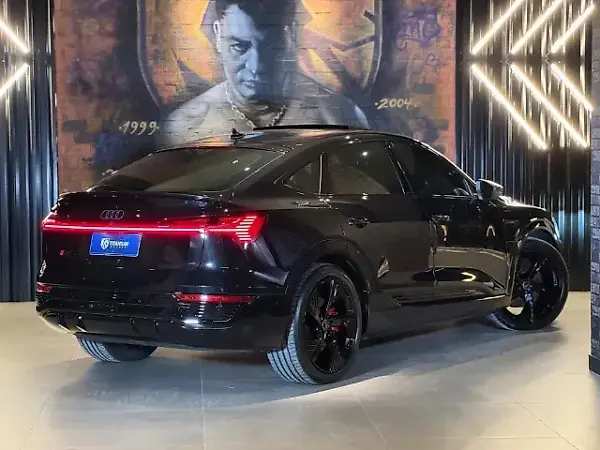 Audi Q8 Sportback E-tron - Imagem 8