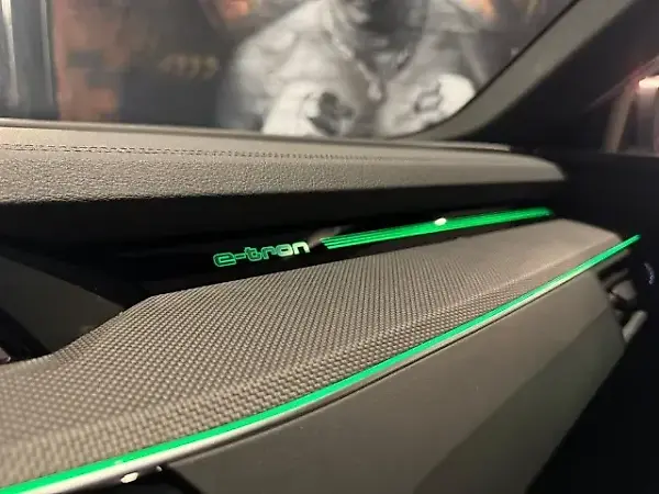 Audi Q8 Sportback E-tron - Imagem 20