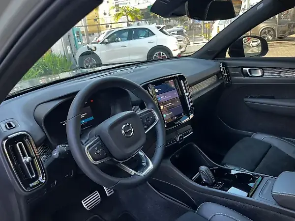Volvo XC40 Recharge - Imagem 13