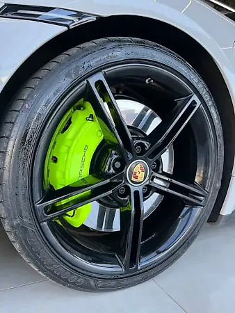 Porsche Taycan - Imagem 18