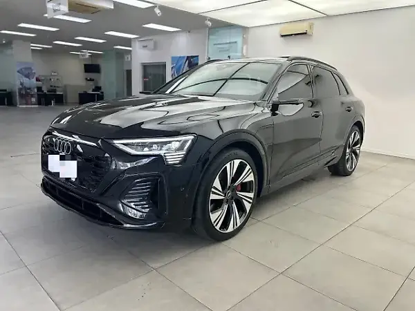 Audi Q8 Sportback E-tron - Imagem 1