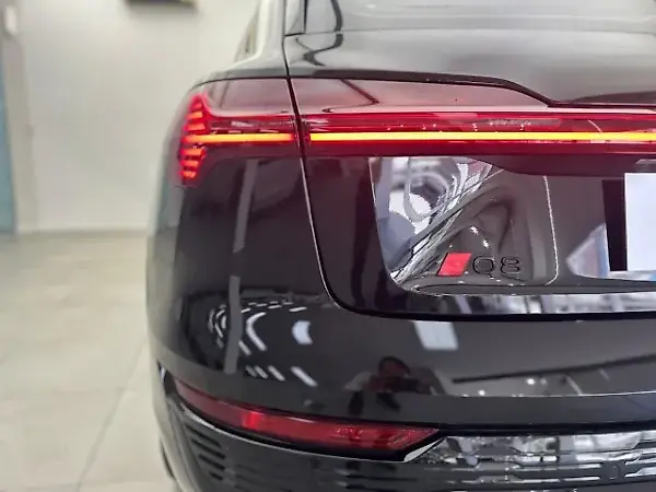 Audi Q8 Sportback E-tron - Imagem 9