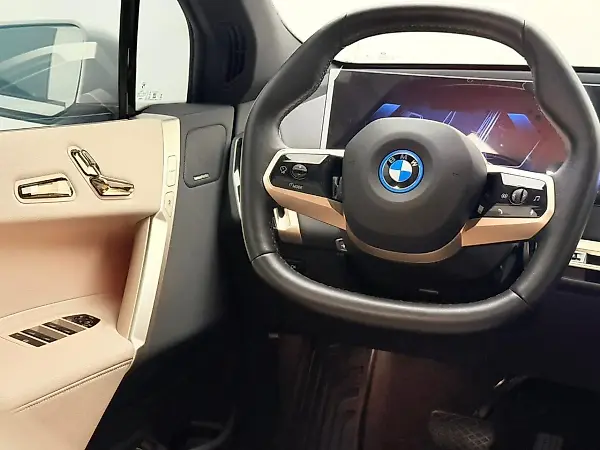 BMW Ix - Imagem 12