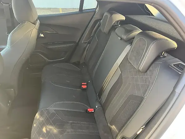 Peugeot E-208 - Imagem 8