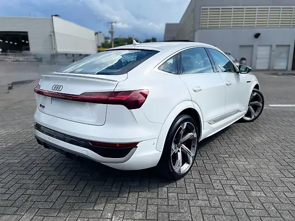 Audi Q8 Sportback E-tron - Imagem 4