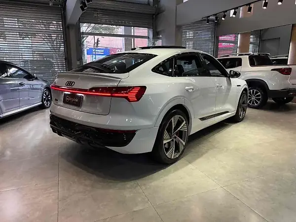 Audi Q8 Sportback E-tron - Imagem 4