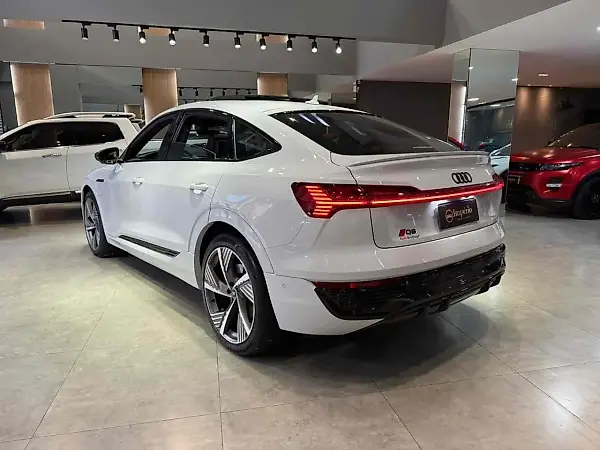 Audi Q8 Sportback E-tron - Imagem 2