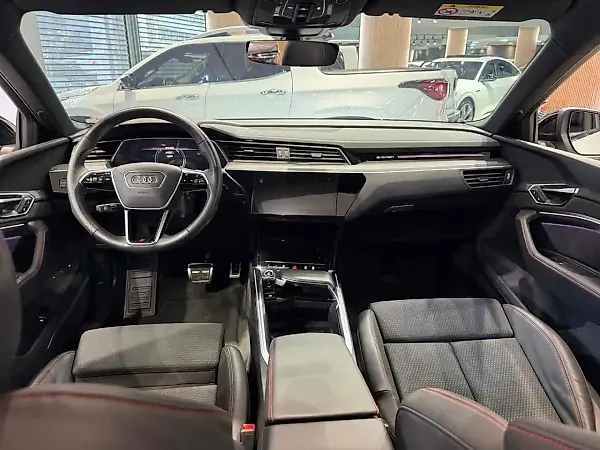 Audi Q8 Sportback E-tron - Imagem 9