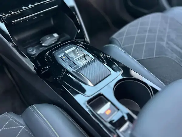 Peugeot E-208 - Imagem 13