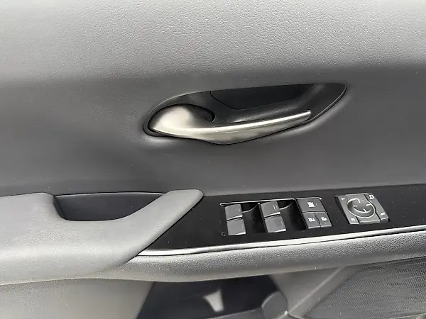 Lexus Ux 300e - Imagem 13