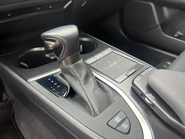 Lexus Ux 300e - Imagem 14
