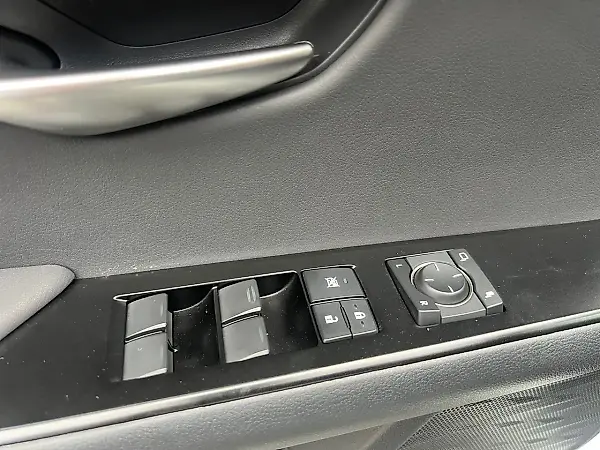 Lexus Ux 300e - Imagem 13