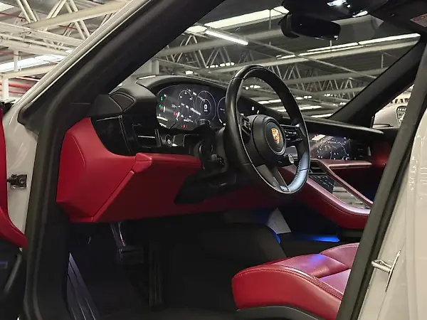 Porsche Taycan - Imagem 12