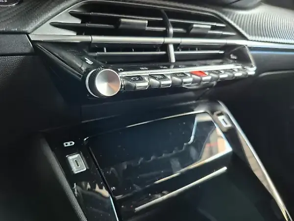 Peugeot E-2008 - Imagem 16