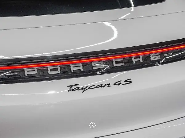 Porsche Taycan - Imagem 13