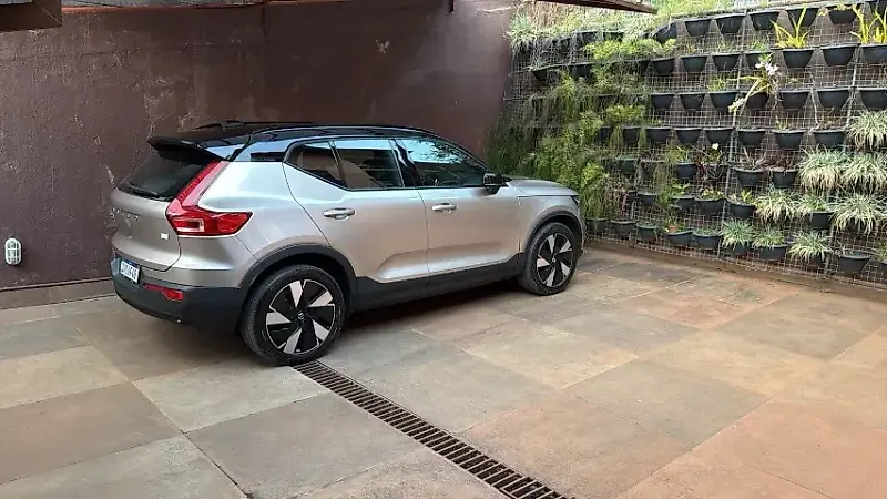 Volvo XC40 Recharge - Imagem 1