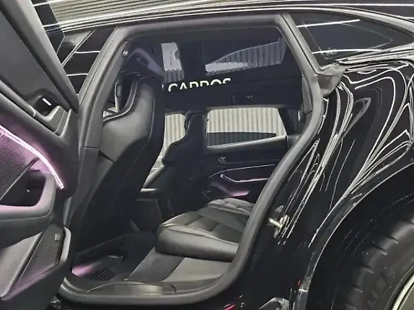 Porsche Taycan - Imagem 18