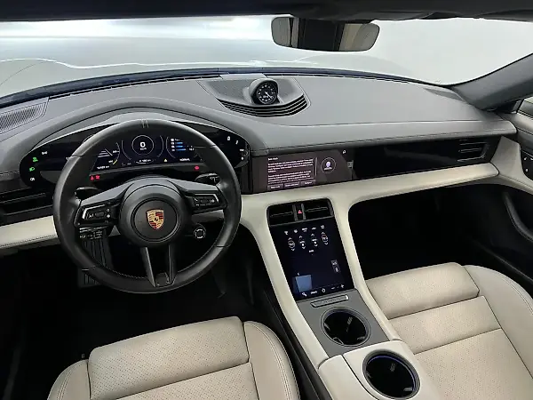 Porsche Taycan - Imagem 17
