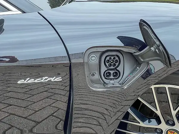Porsche Taycan - Imagem 15