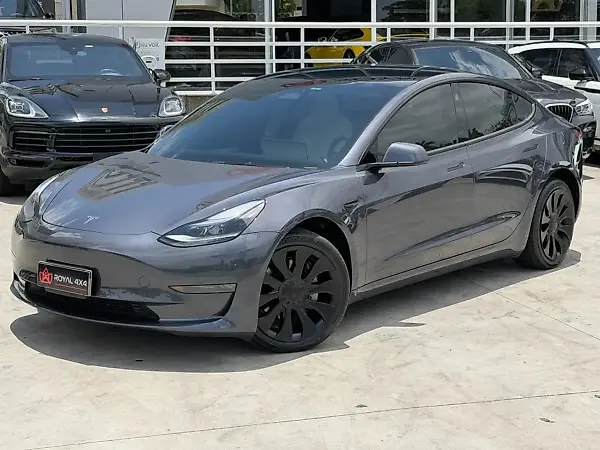 Tesla Model 3 - Imagem 1