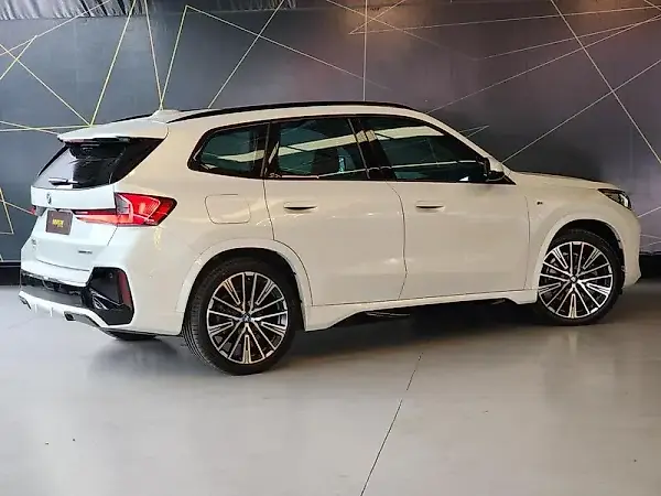 BMW IX1 - Imagem 12